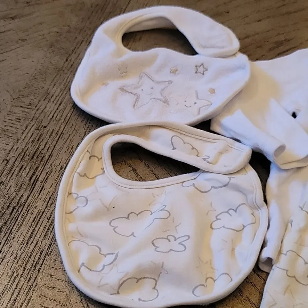 6-9 month footed pj set with bibs boy or girl 💛